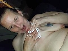 Geile Mami gibt sich einen Blowjob und spielt mit sich selbst in diesem Hardcore-Video