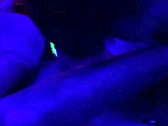 Rijpe moeder Monika Fox doet mee aan een nachtcluborgie voor wat dansen en anaal