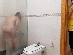 Macocha przyłapana pod prysznicem chce kutasa swojego pasierba