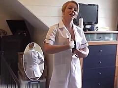Érett európai ápolók szopják a kórházi beteget a szexszalagon