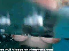 MILF Kendra Kox szopja a nagy fekete farkat a víz alatt