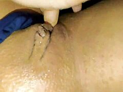 Amatérska indická mamička si hladí svoje veľké prsia a masturbuje na posteli