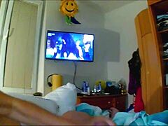 Une MILF se masturbe et jouit dans une vidéo faite maison