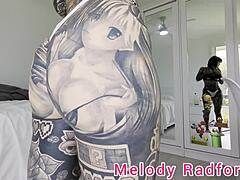 A mãe australiana Melody Radford exibe suas curvas em um biquíni rosa