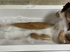 Wanita berambut coklat matang menyanyi di dalam bak mandi