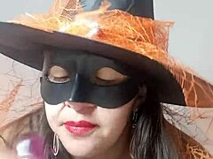 Une femme mature se déguise en sorcière d'Halloween et se fait plaisir pour moi