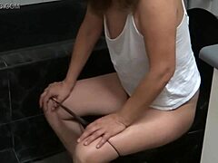 Zrelá žena si umyje chlpatú kundičku po močení v voyeur videu