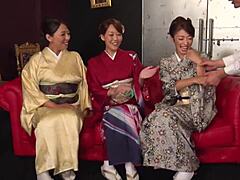 МИЛФ и майки на пуми се присъединяват към облечено в кимоно секс парти