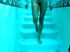 Storbrystet Latina-mor Brett Barletta viser sin krop frem i en pool
