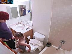 バスルームで熟女の義母が義理の息子から中出しを受ける