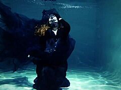 Arya Granders forførende undervandsforestilling i en swimmingpool