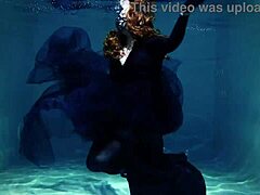 Arya Granders seduz seu desempenho subaquático em uma piscina