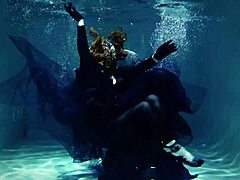 Arya Granders csábító víz alatti előadása egy medencében