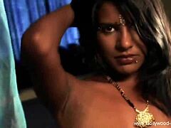 Srčkana indijska mamica daje ročno delo v amaterskem videu