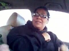 Egy házas nő szopást ad egy kocsiban, és magába szívja a magzatát