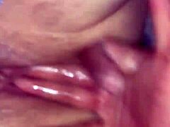 Latina lepotica z obrito muco prši v vročem videu