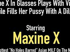 La MILF asiática Maxine X disfruta de un juego en solitario con juguetes en el baño