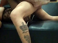 Развратная зрелая женщина в белье мастурбирует и кончает на свою киску перед камерой