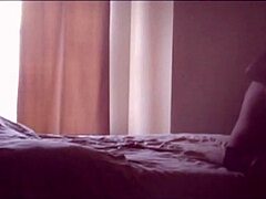 Mamma e figlia si impegnano in sesso mattutino in un video ad alta definizione