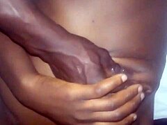 Африканска двойка се наслаждава на твърд секс със съпругата си кенян