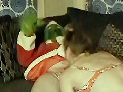 Grote tieten milf Danielle Roy neukt de Grinch in deze kinky video