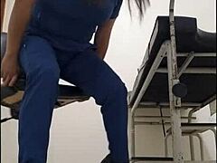 Колумбийская медсестра наслаждается домашним порно на работе, демонстрируя свою влажную вагину