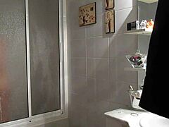 Soția în duș își arată sânii mari și curbele într-un videoclip de amatori