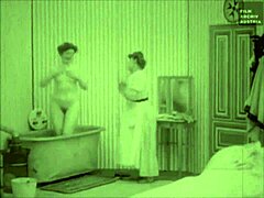 Lesbian matang berbulu dalam video porno retro
