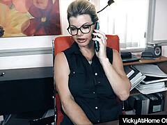 Sekretaris dewasa Vicky Vette terangsang oleh bosnya saat bekerja