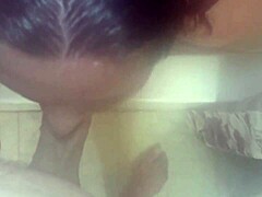 Женщина с большой грудью убирается в душе и получает сперму на лицо