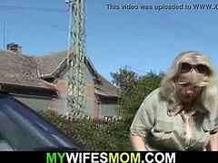Зрелая блондинка-мать поймана на измене на открытом воздухе