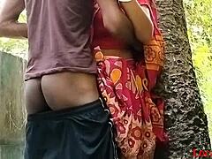 成熟的Desi妻子在户外视频中与她的男友调皮