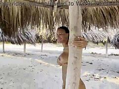 Brunette milf Monika Fox viser sin nøgne krop i havet og på stranden