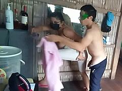 Naboens kone bliver kneppet af naboens søn i POV-video