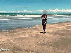 Žena z velikimi joški poskakuje v javnosti, ko igra goli nogomet na plaži