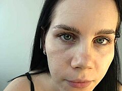 Rijpe brunette MILF Anna domineert in POV video