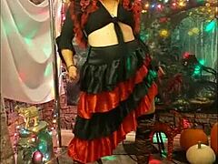 Femme mature en costume d'Halloween devient coquine dans une vidéo cosplay