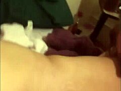 Amatorul fără păr se masturbează și se fute cu un dildo într-un videoclip făcut acasă