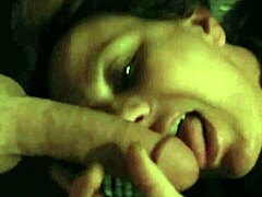 Moden MILF giver et blowjob til cuckold i HD-video