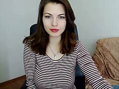 Руска тинејџерка са великим сисама мастурбира на веб камери