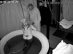 Аматьорска блондинка съпруга се наслаждава на голям кур в горещата вана