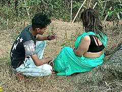 Coppia indiana matura esplora i desideri tabù in un video di sesso trapelato