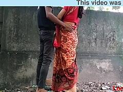 الأمهات الهنديات مغامرة الجنس في الهواء الطلق في قرية ريفية