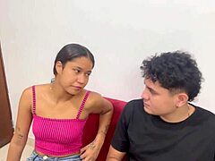 Latina pequeñita recibe su pago por sexo con un hombre blanco