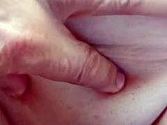 MILF amatir mendapatkan vaginanya yang berbulu dicukur dan keluar dengan keras