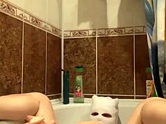 Wanita dewasa menikmati kesenangan diri dengan mainan seks besar di kamar mandi