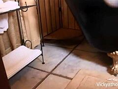 Vicky Vettes desfruta de um banheiro solo com seios grandes