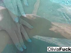 MILF Olivia hengiver sig til solo undervandsleg