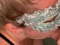 Busty kone med piercinger giver oralsex og sluger sperm i amatørvideo
