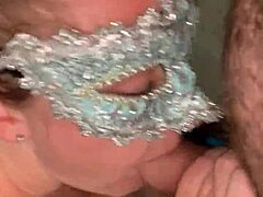 Esposa tetona con piercings da sexo oral y traga semen en un video amateur